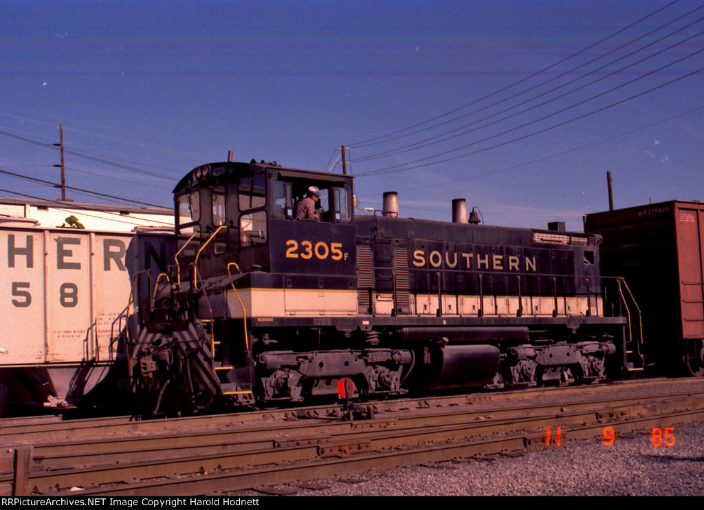 SOU 2305 shoves some cars on a beautiful, sunny day in Glenwood Yard